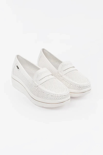 mocassins brancos com sola... 2