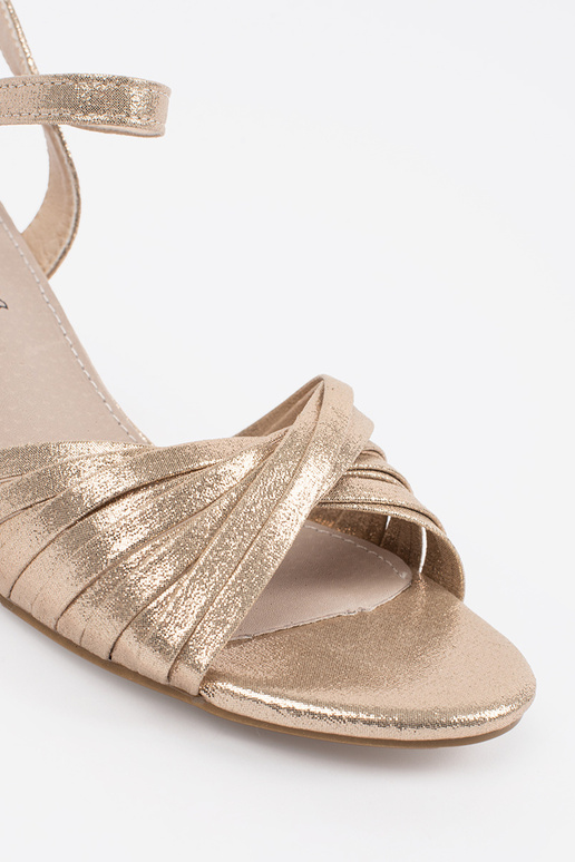 Sandálias elegantes cor dourada com... Sandálias elegantes cor dourada com...