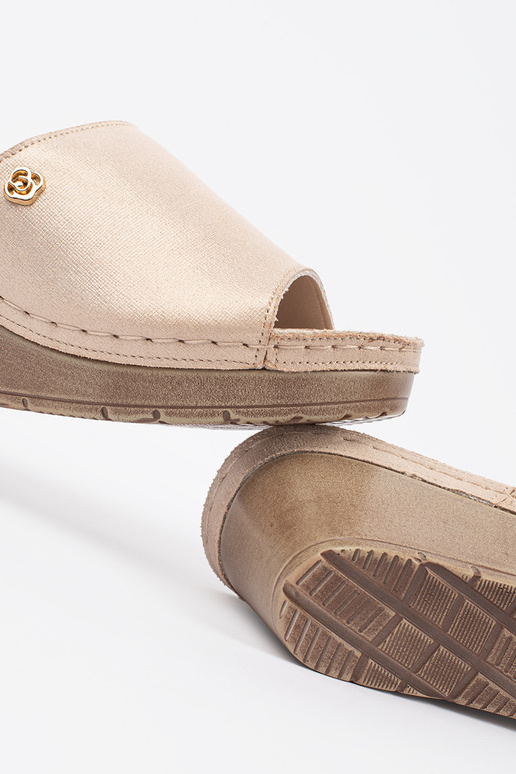 Chinelos dourados femininos com salto