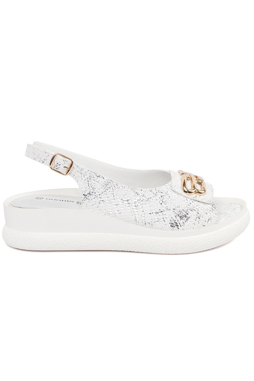 Sandálias brancas com decorações Sandálias brancas com decorações