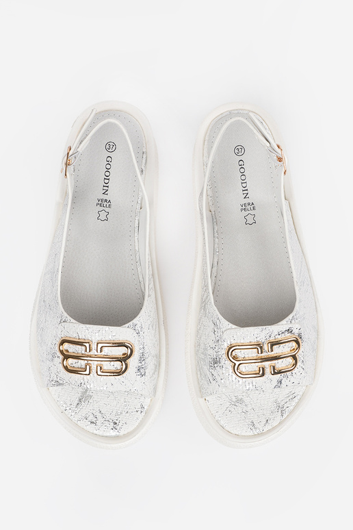 Sandálias brancas com decorações Sandálias brancas com decorações