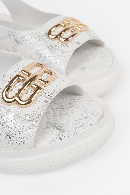 Sandálias brancas com decorações Sandálias brancas com decorações