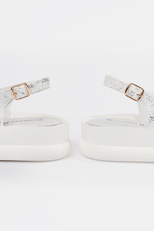 Sandálias brancas com decorações Sandálias brancas com decorações