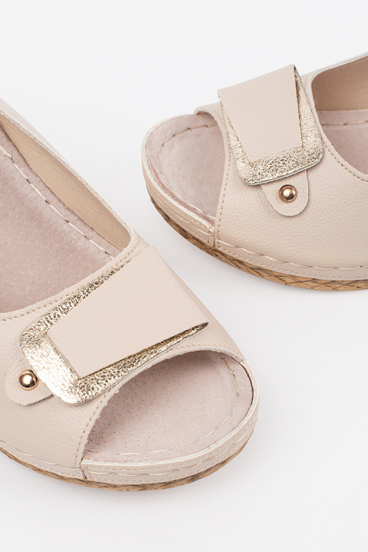 Sandálias em Cor Marfim com Salto Baixo