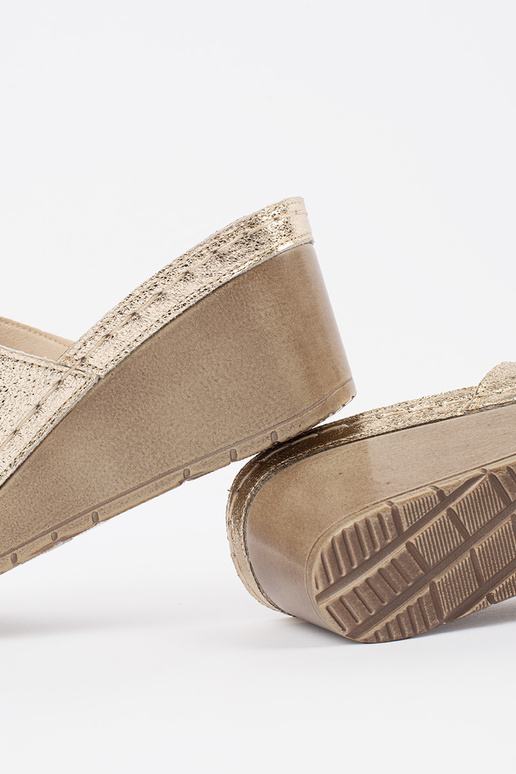 Chinelos femininos em camurça dourada Chinelos femininos em camurça dourada