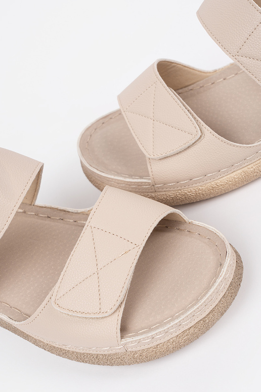 Sandálias femininas em velcro na cor... Sandálias femininas em velcro na cor...