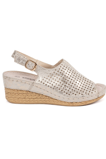 Sandálias na cor areia