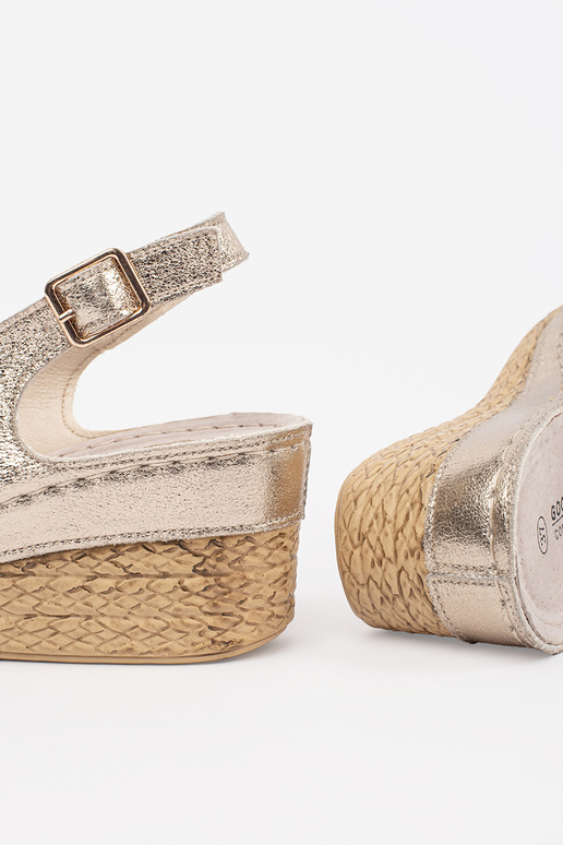 Sandálias Douradas com Salto Alto e... Sandálias Douradas com Salto Alto e...