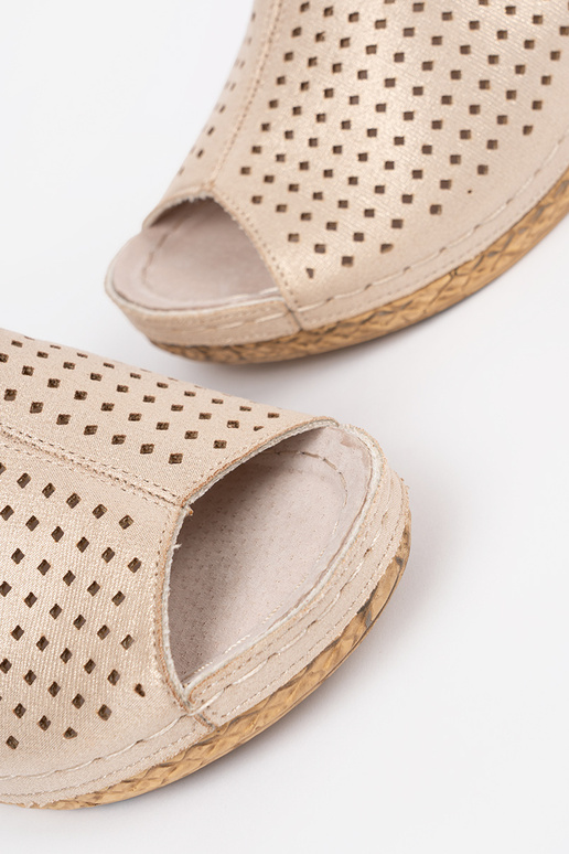 sandálias dourado em uma cunha sandálias dourado em uma cunha