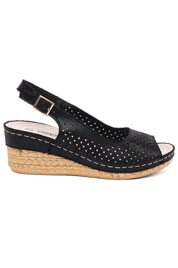 Sandálias pretas vazadas