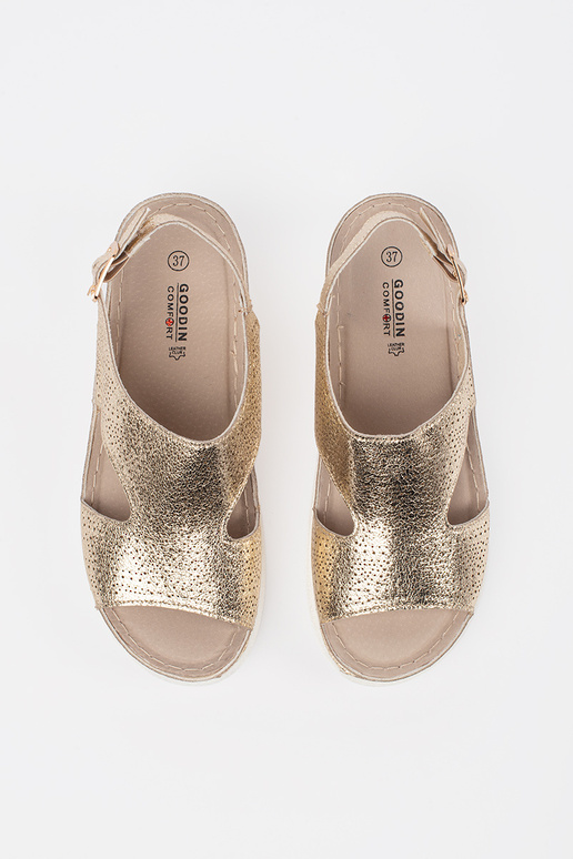 Sandálias douradas em plataforma clara Sandálias douradas em plataforma clara
