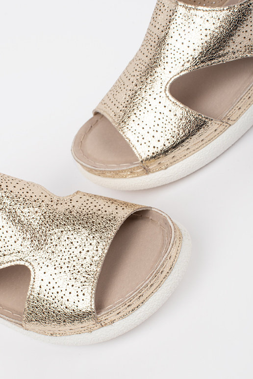 Sandálias douradas em plataforma clara Sandálias douradas em plataforma clara