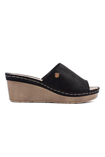 Chinelas femininas pretas...