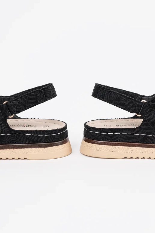 Sandálias Pretas com Elementos Dourados Sandálias Pretas com Elementos Dourados