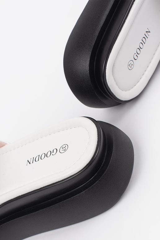 Chinelo Preto e Branco Confortável...