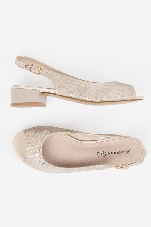 Sandálias femininas bejes em salto baixo