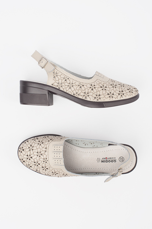 Sandálias de camurça na cor areia em... Sandálias de camurça na cor areia em...