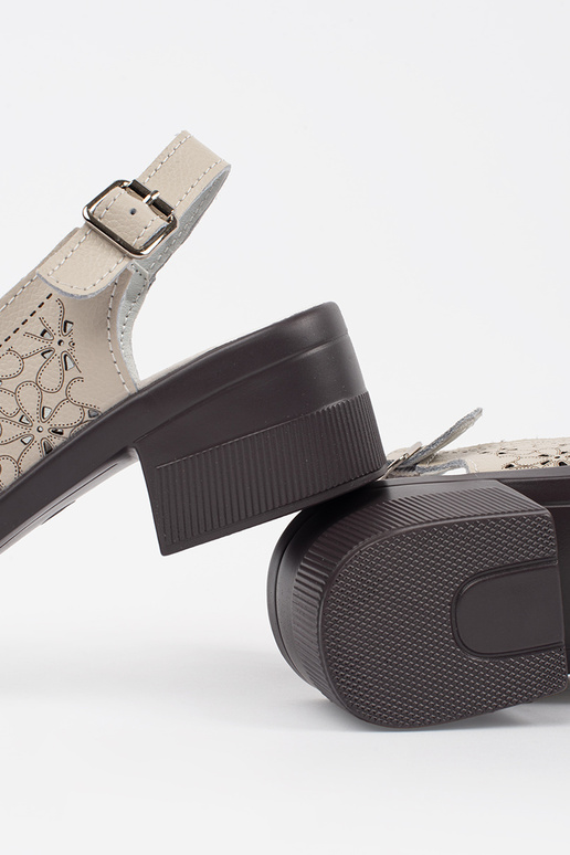 Sandálias de camurça na cor areia em... Sandálias de camurça na cor areia em...