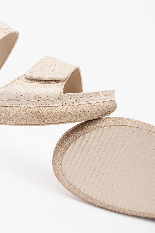 Sandálias femininas em velcro na cor...