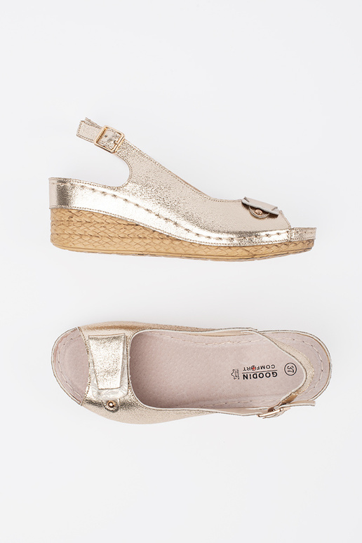 Sandálias douradas em salto baixo