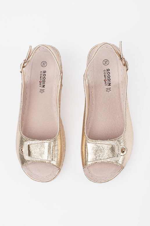 Sandálias douradas em salto baixo