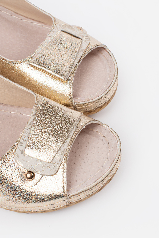 Sandálias douradas em salto baixo