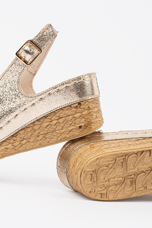 Sandálias douradas em salto baixo