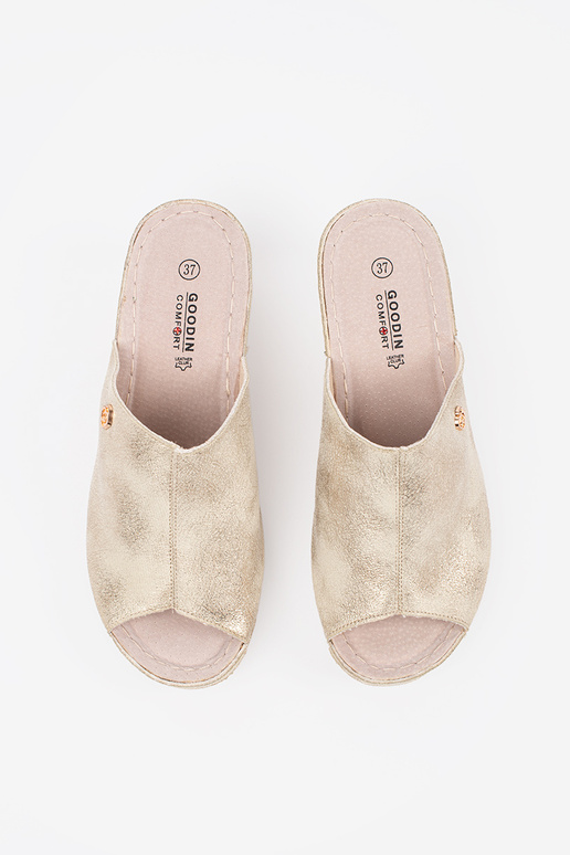 Chinelos femininos em salto alto dourado Chinelos femininos em salto alto dourado