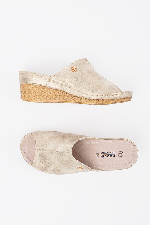 Chinelos femininos em salto alto dourado Chinelos femininos em salto alto dourado