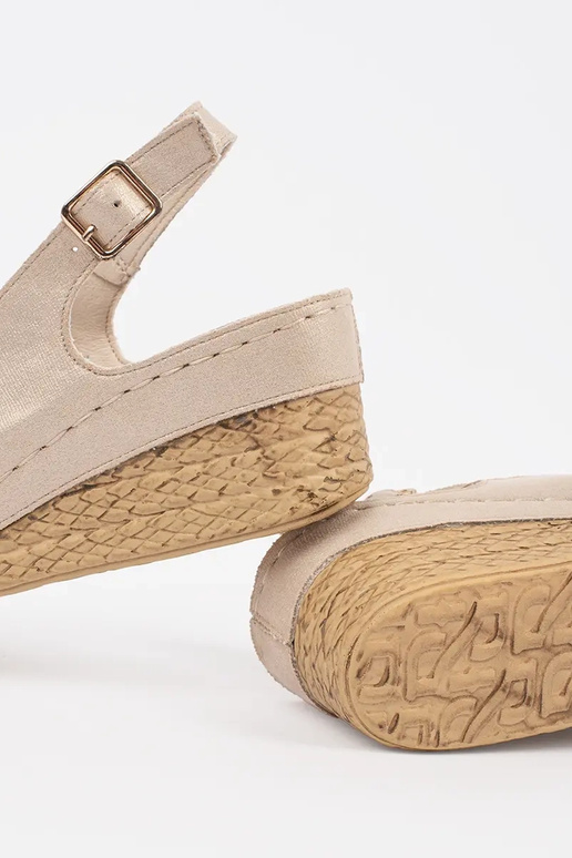 Sandálias femininas bejes em...