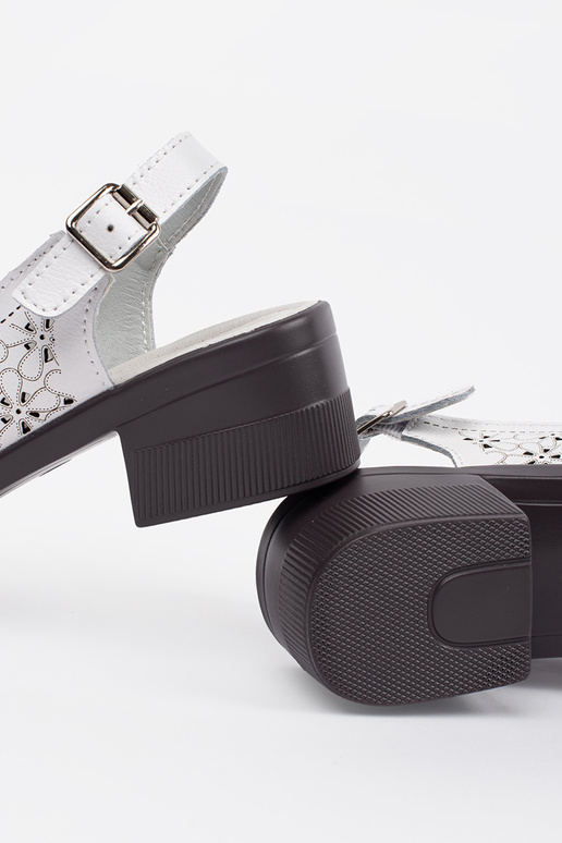 Sandálias de camurça brancas em salto... Sandálias de camurça brancas em salto...