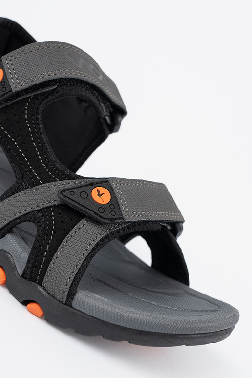 Tênis esportivos cinzas