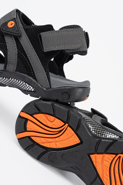 Tênis esportivos cinzas