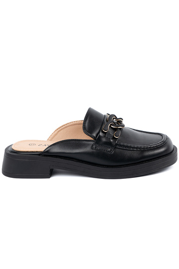 Chinelos pretos de couro...