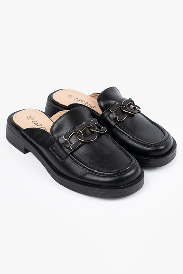 Chinelos pretos de couro... 2