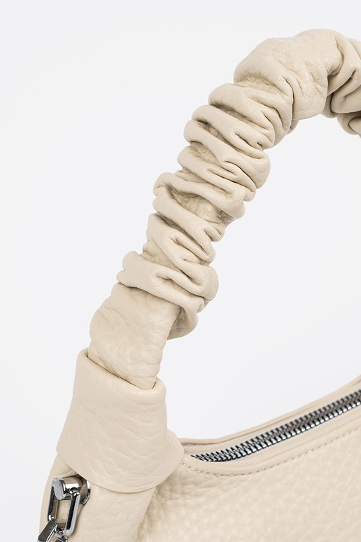 Bolsa azul com lenço decorativo