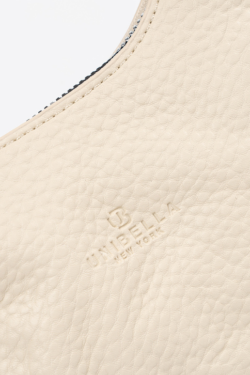 Bolsa azul com lenço decorativo