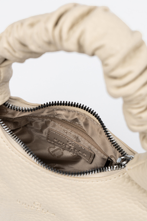 Bolsa azul com lenço decorativo