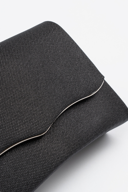 Bolsa preta com corrente