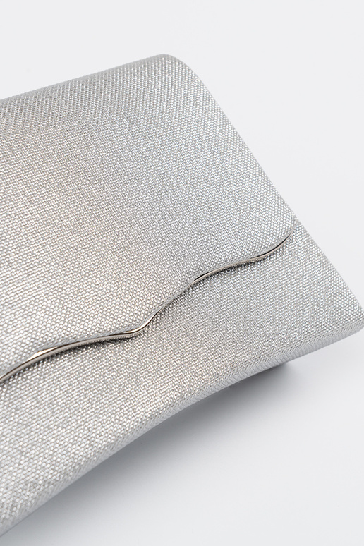 Bolsa prateada com corrente