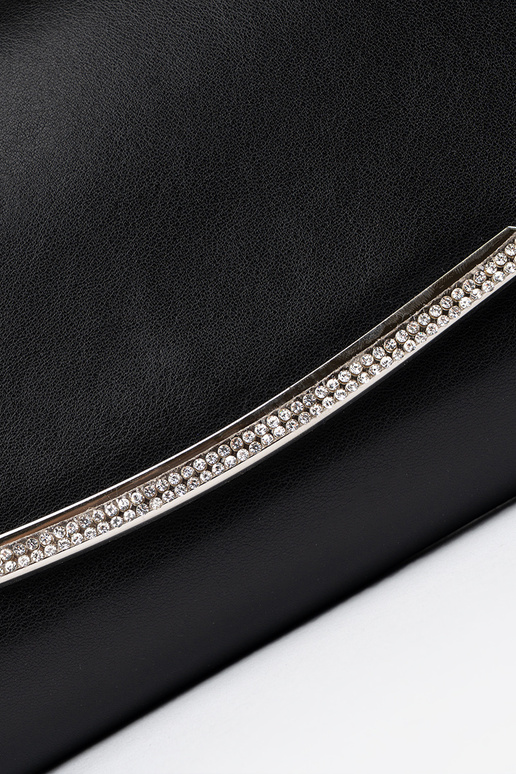 Bolsa preta com corrente