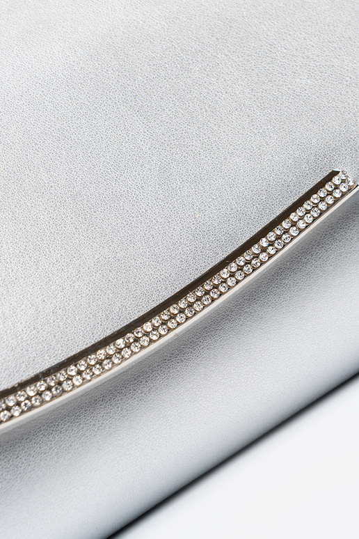 Bolsa prateada com corrente