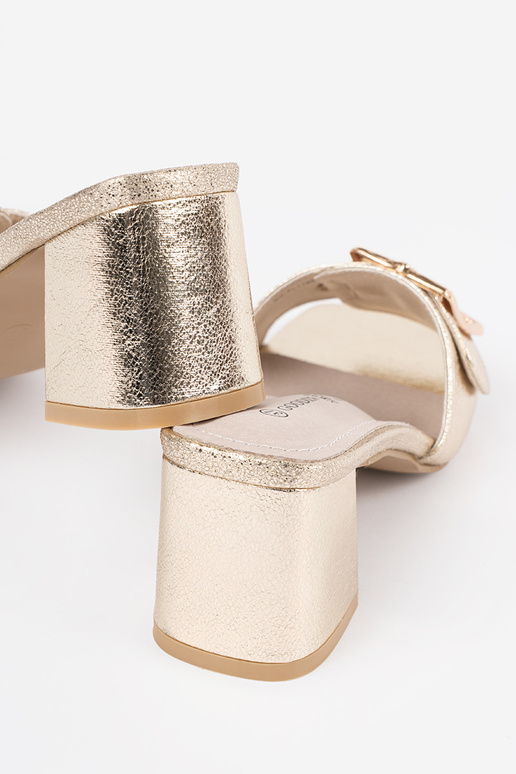 Chinelos femininos dourados de salto...