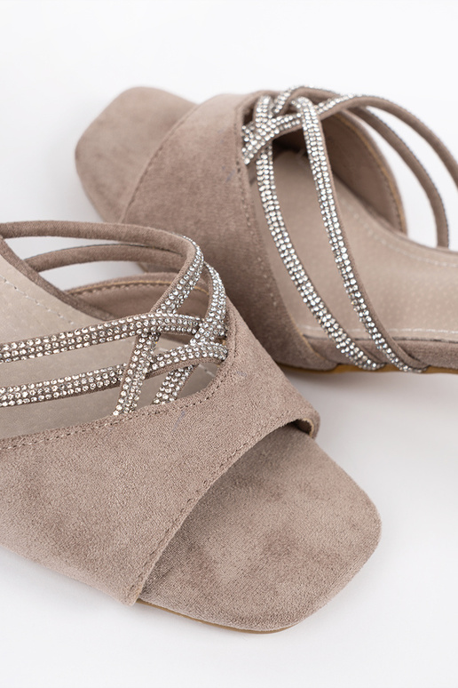 Sandálias femininas em camurça areia...