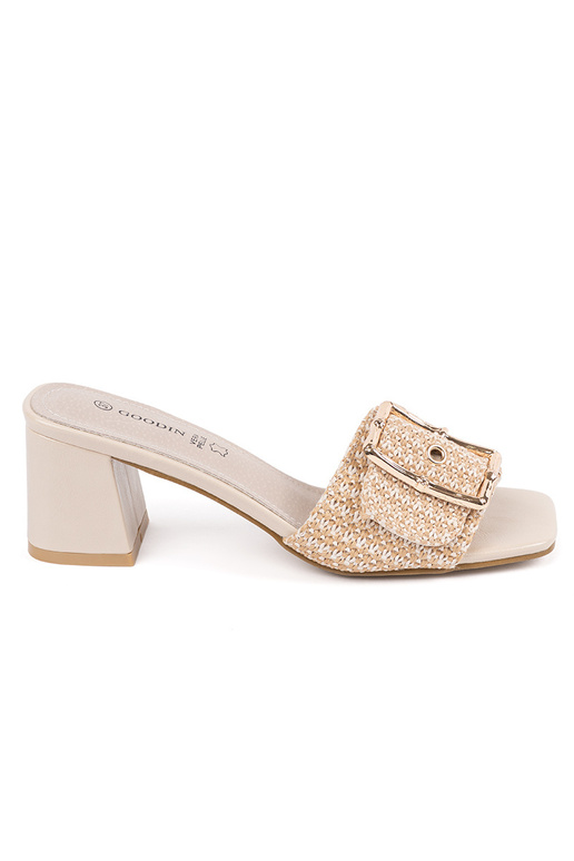 Chinelos femininos na cor areia de... Chinelos femininos na cor areia de...