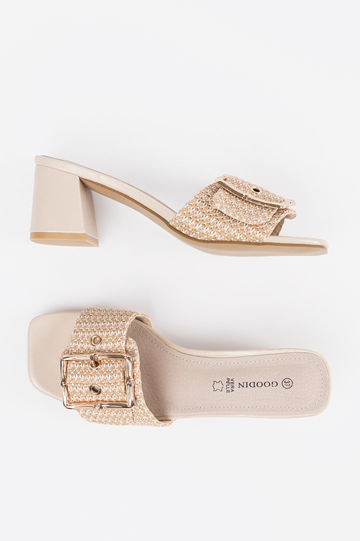 Chinelos femininos na cor areia de... Chinelos femininos na cor areia de...