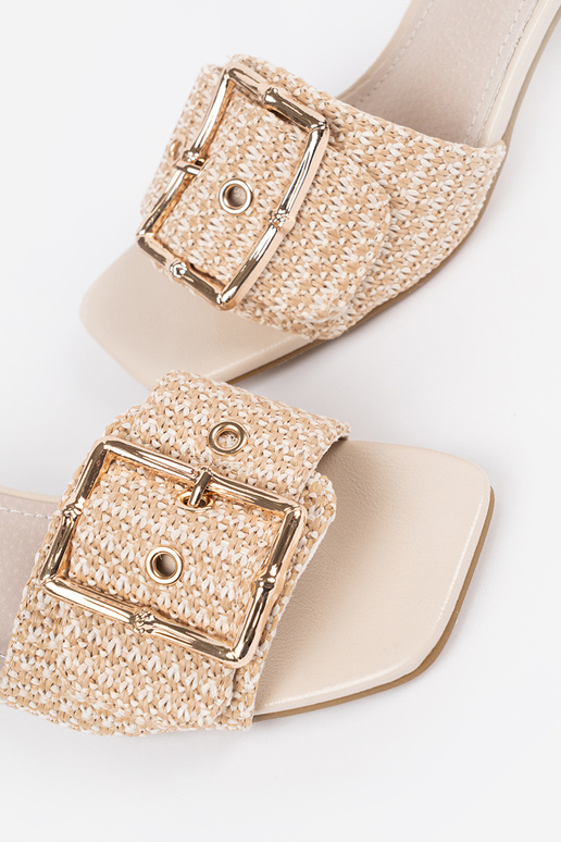 Chinelos femininos na cor areia de... Chinelos femininos na cor areia de...