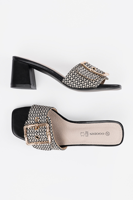 Chinelos femininos brancos e pretos...