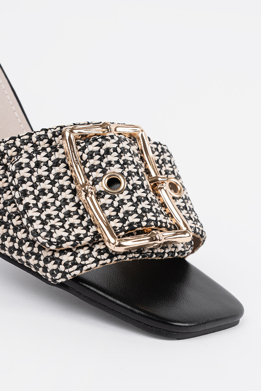 Chinelos femininos brancos e pretos...