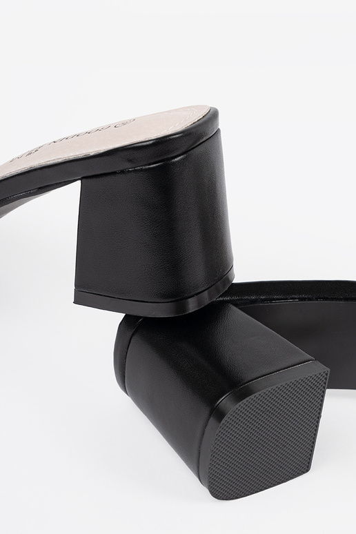 Chinelos femininos brancos e pretos...